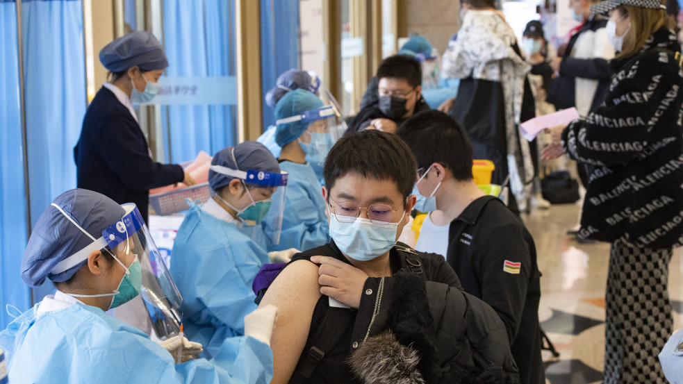 Hamarosan minden kínai számára elérhető lesz a vakcina (x)