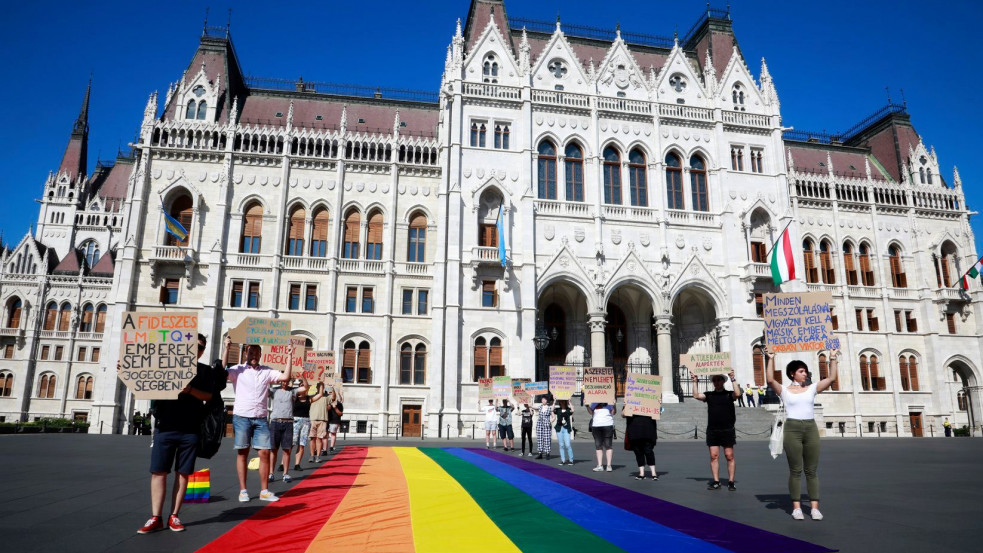 Kerületek zászlóharca: ki milyen zászlót tűzött ki az elmúlt hetekben a városházára?