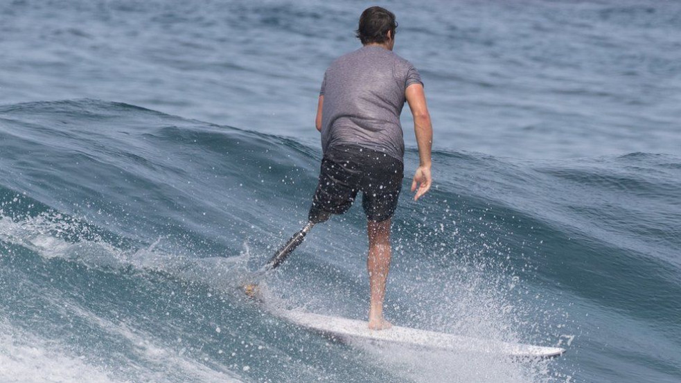 Műlábbal is tovább szörfözik az ausztrál férfi, akinek egy cápa vitte el a lábát