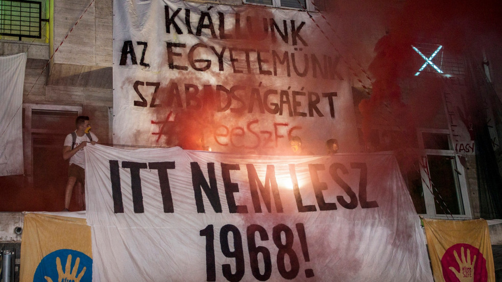 "Itt nem lesz 1968": meghekkelték a színművészetis diákok tüntetését - videó