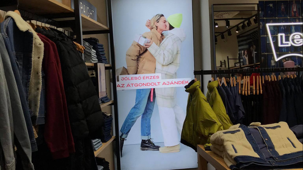 Budapesten is csókolózó leszbikus párral reklámozza ruháit a Levis