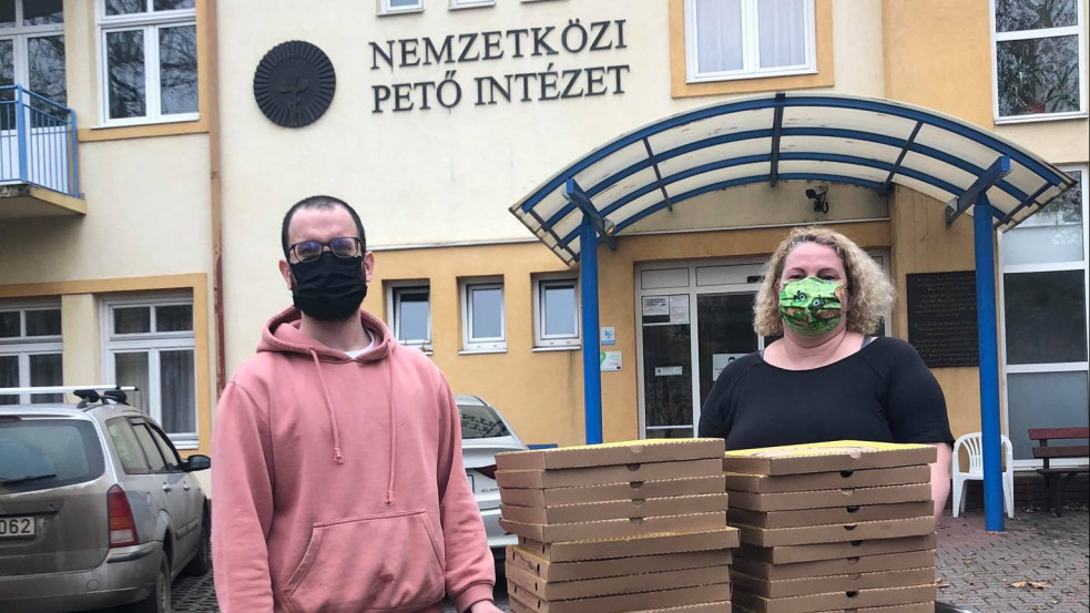 Több száz pizzával aranyozta be az árva és beteg gyermekek adventjét egy belvárosi pizzázó