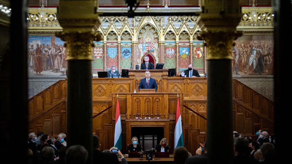 Orbán a parlamentben: amint lesz elég vakcina, jöhet az enyhítés