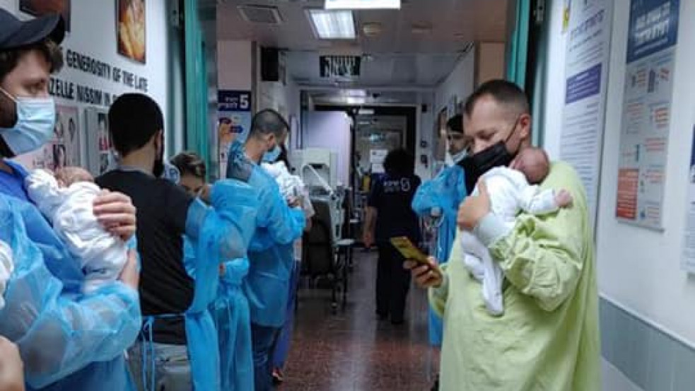 Szívszorító fotó: erődített folyosóra menekítették az újszülötteket az édesapák a rakétatámadás alatt