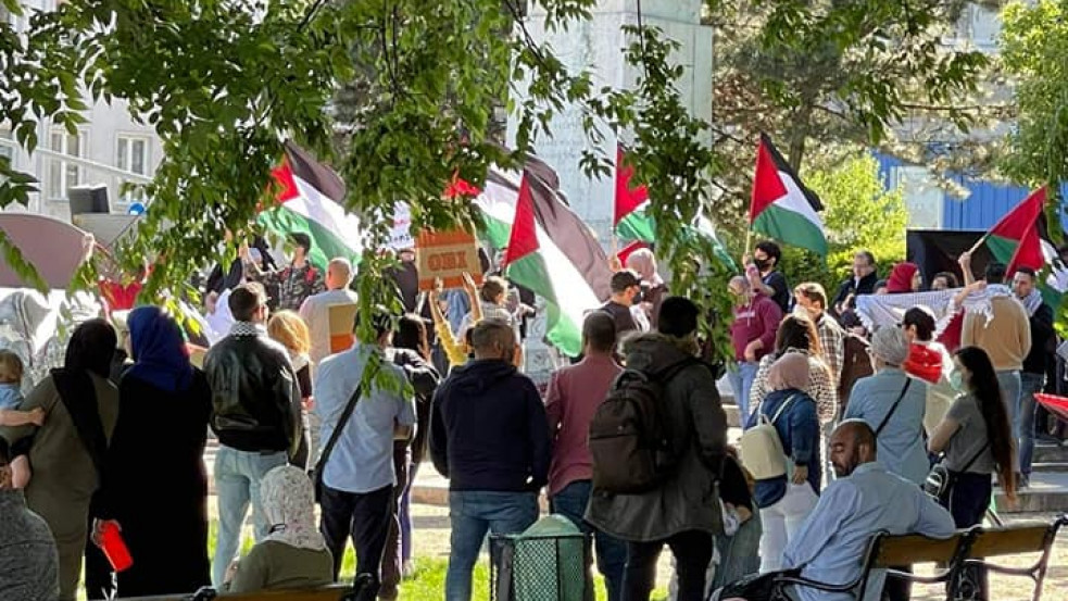 "Israel is a terror state" - palesztin zászlóerdővel, megszokott rigmusokkal és erőteljes rendőri biztosítással zajlott a Bem téri palesztinpárti tüntetés