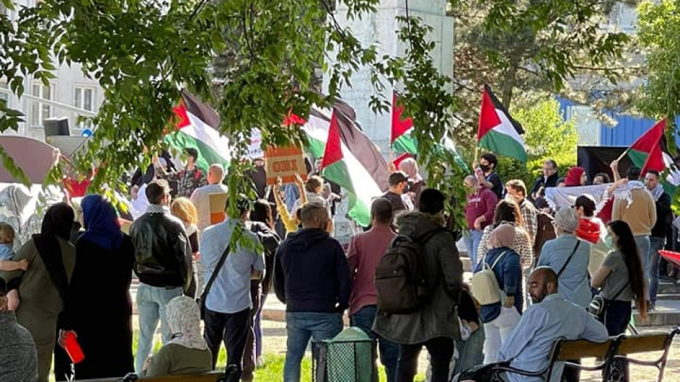 Hetek Kozeleti Hetilap Israel Is A Terror State Palesztin Zaszloerdovel Megszokott Rigmusokkal Es Eroteljes Rendori Biztositassal Zajlott A Bem Teri Palesztinparti Tuntetes
