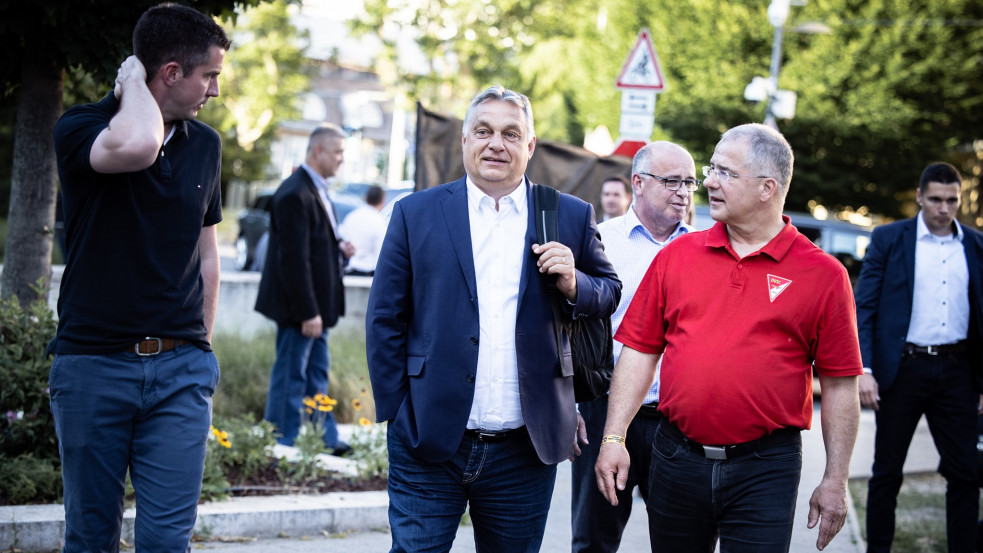 Orbán szerint három veszély fenyegeti az országot: a járvány, a bevándorlás és Gyurcsány