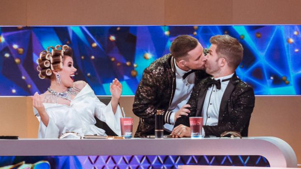 Érzékenyítés főműsoridőben? Férfi csók csattant el az RTL műsorvezetői között az Álarcos Énekesben