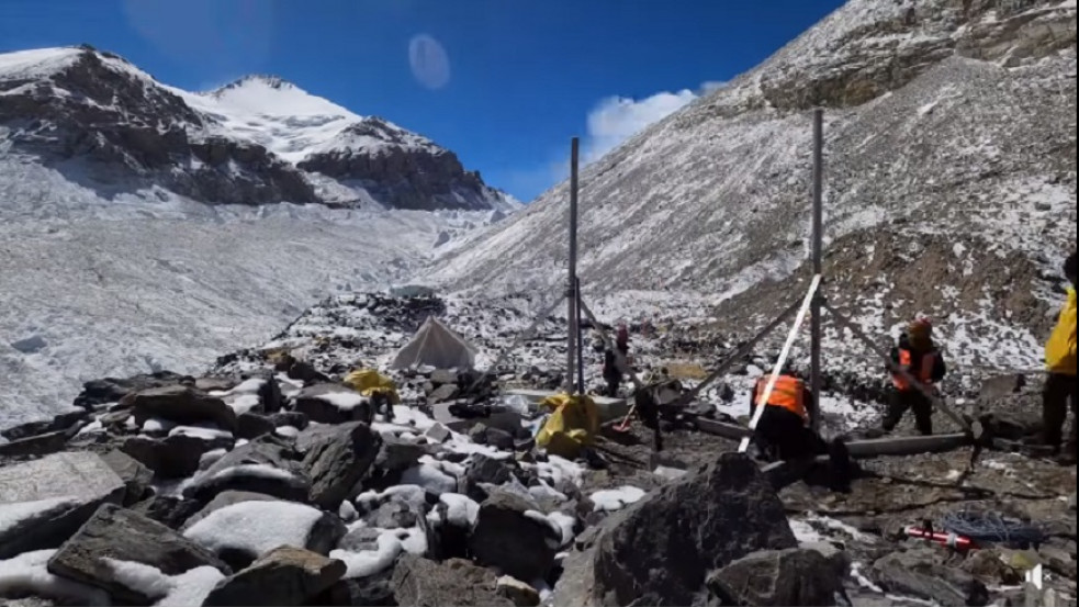 Mit keresnek az 5G tornyok a Mount Everesten? - videó