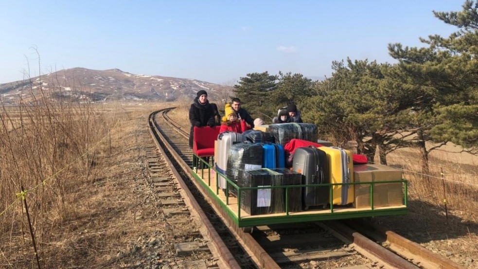 Annyira drámai a helyzet Észak-Koreában, hogy egy orosz diplomata családja vasúti platót tolva menekült haza