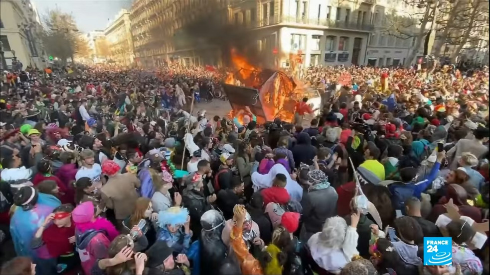 Kiengedtek a franciák - több mint hatezren karneváloztak Marseille-ben