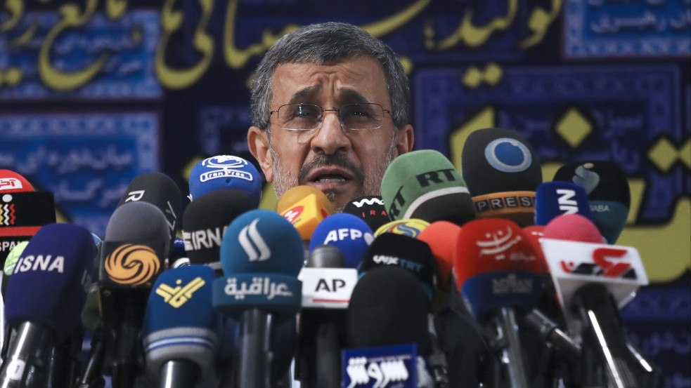 Ahmadinezsád a rendszer bukásával reménykedhet a visszatérésben