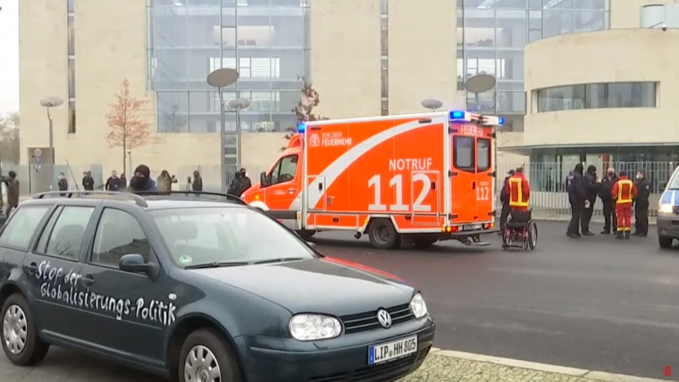 Autós támadás érte a kancellári hivatalt Berlinben, miközben a kormánytagok bent dolgoztak - felvétel