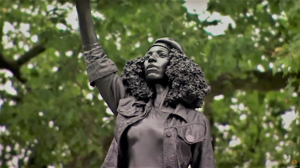 Gerillaakció Bristolban: BLM-aktivista váltotta a rabszolga-kereskedő szobrát