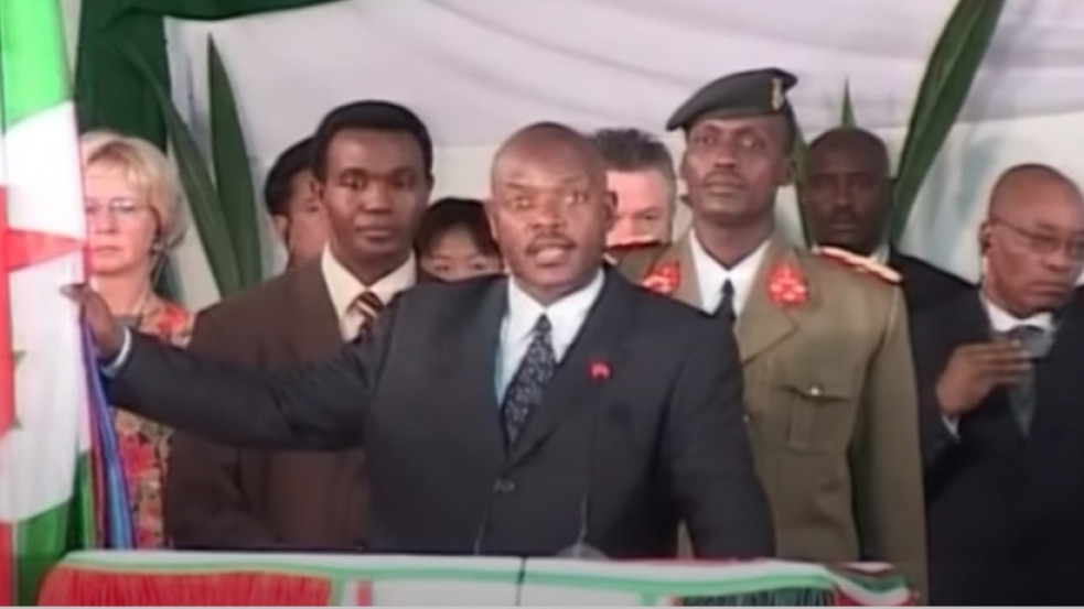 Gyanús körmények között hunyt el Burundi vezetője