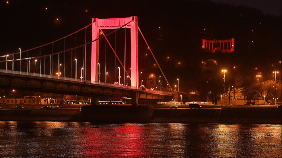 Vörösbe borult Budapest az üldözött keresztényekért