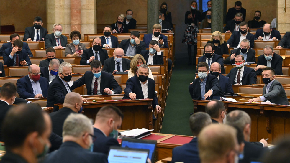 "Az anya nő, az apa férfi" - megszavazta az alkotmánymódosítást a parlament