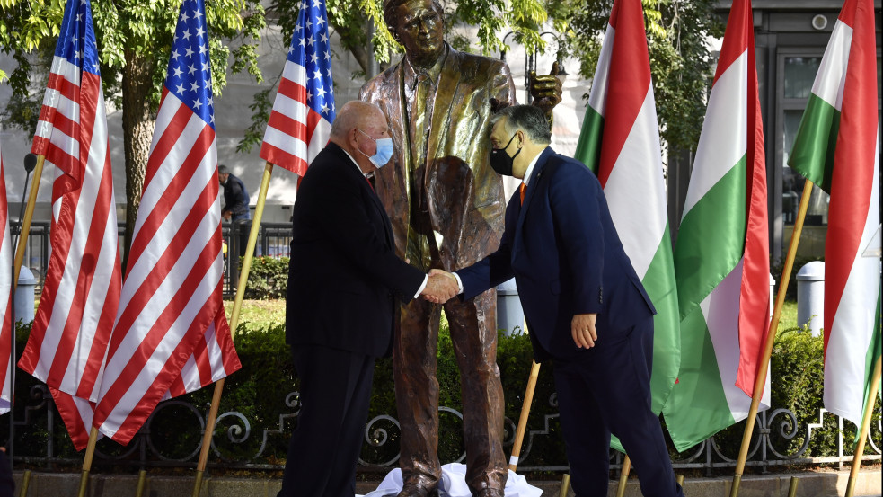 „Minden magyar tudja, hogy Amerika a szabadság földje" - így avatta fel a Bush szobrot Orbán Viktor