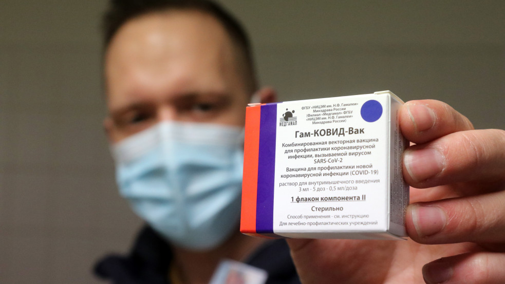 Orosz ruletthez hasonlította az Európai Gyógyszerügynökség egyik vezetője a Szputnyik-oltást, a fejlesztők bocsánatkérést követelnek