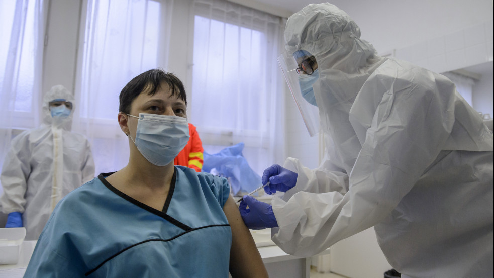 Szlávik: egyetlen komolyabb mellékhatást sem tapasztaltak a vakcina beadása után