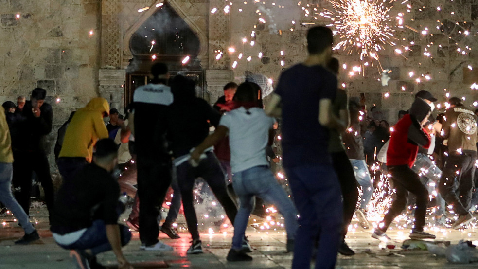 Rendkívüli: zavargás és összecsapások a Templomhegyen, kövekkel támadtak a rendőrökre