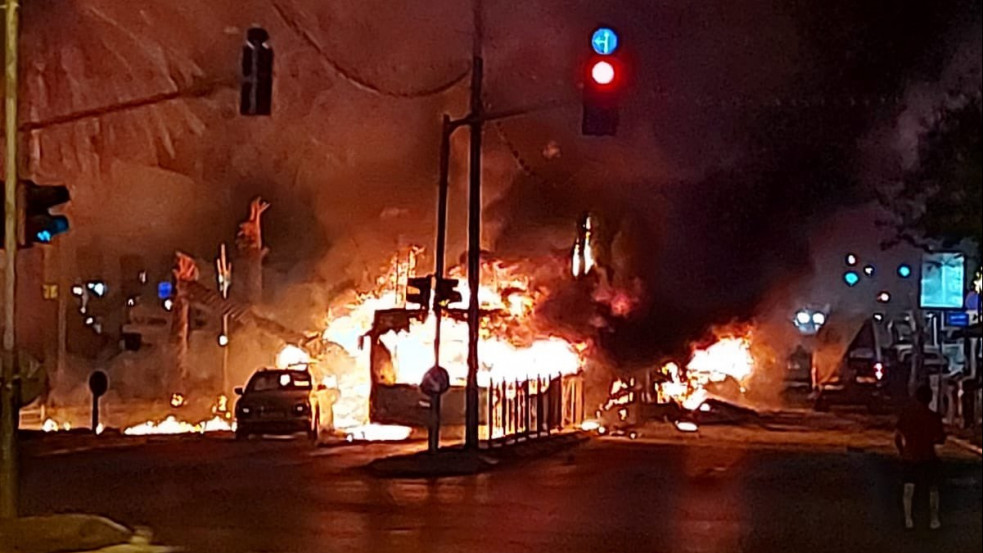 Videón, ahogy busz mellé csapódik be egy rakéta Tel-Aviv külvárosában