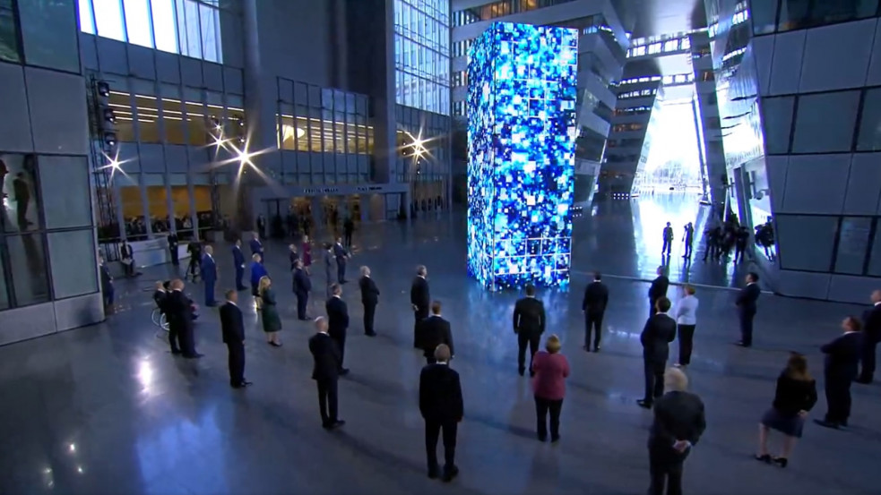 Bizarr jelenet a NATO-csúcson: hatalmas multimédiás oszlop "tartotta" a nyitóceremóniát