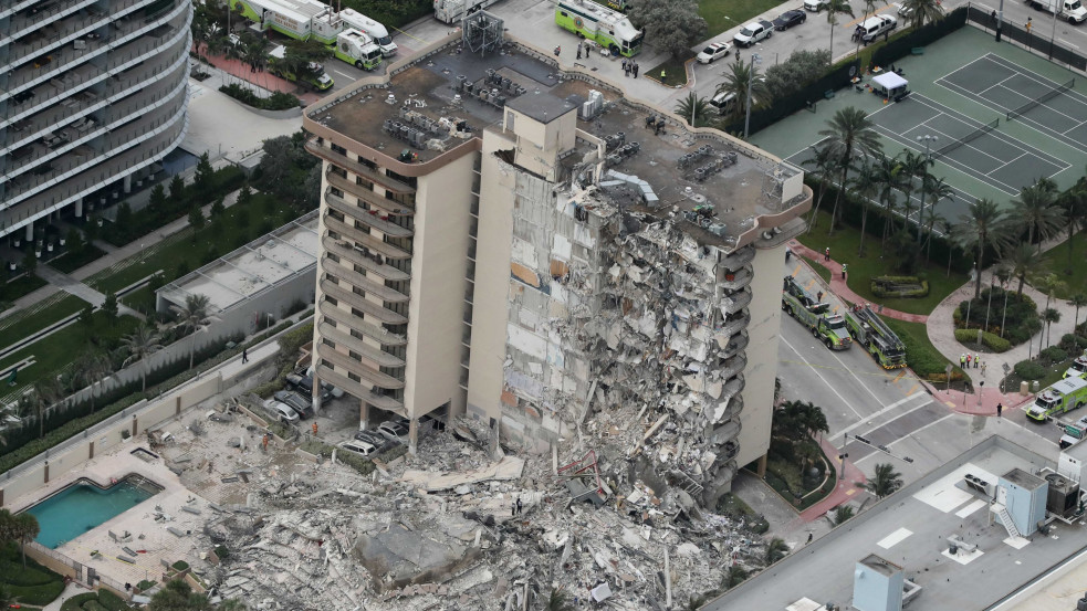 Tragikus hirtelenséggel omlott össze egy ház Miamiban - egy lakó meghalt, 99-en eltűntek