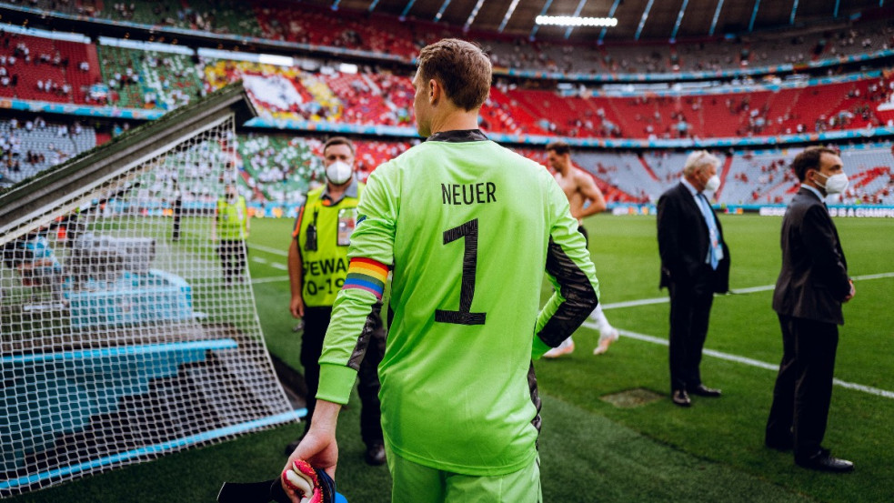 "Jó ügyet" szolgál – az UEFA szerint nincs politikai üzenete Neuer szivárványos karszalagjának