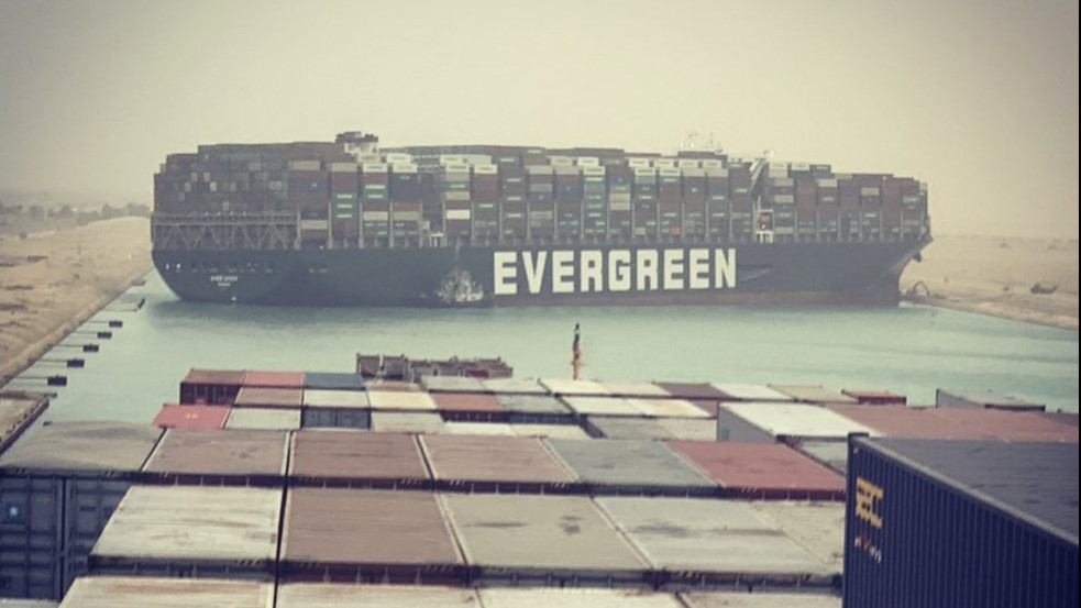 Óriási káosz: egy gigantikus teherhajó szorult a Szuezi-csatornába - videó