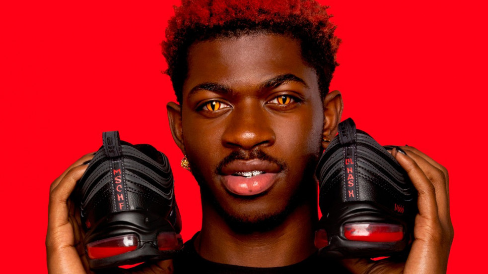 Sikerült peren kívül megegyezni a NIke-val: visszahívják Lil Nas sátáncipőit