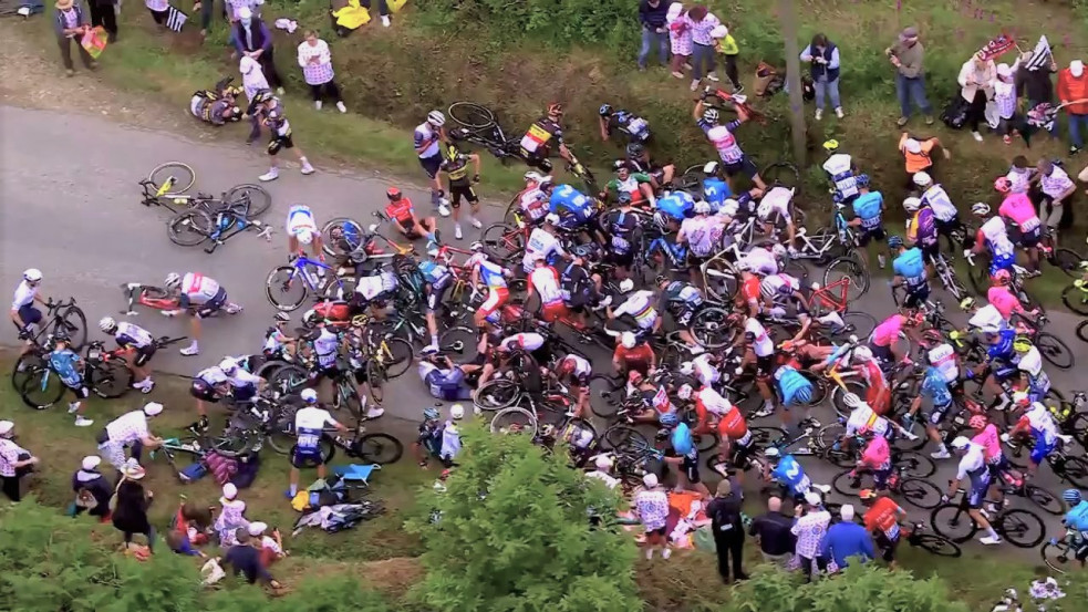 Tour de France: őrizetbe vették a tömegbukást okozó nagyizó szurkolót