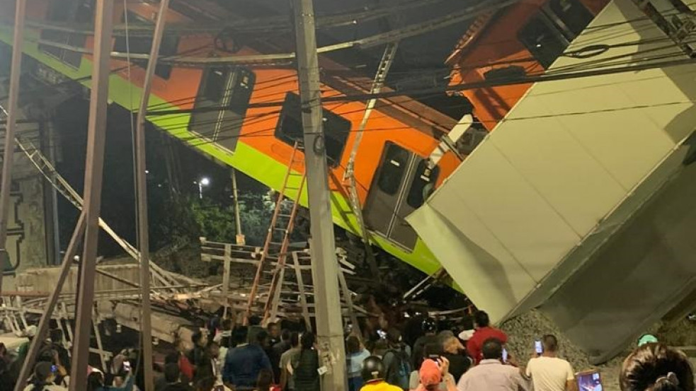Forgalmas út felett szakadt be a metrófelüljáró Mexikóvárosban, rengetegen megsérültek