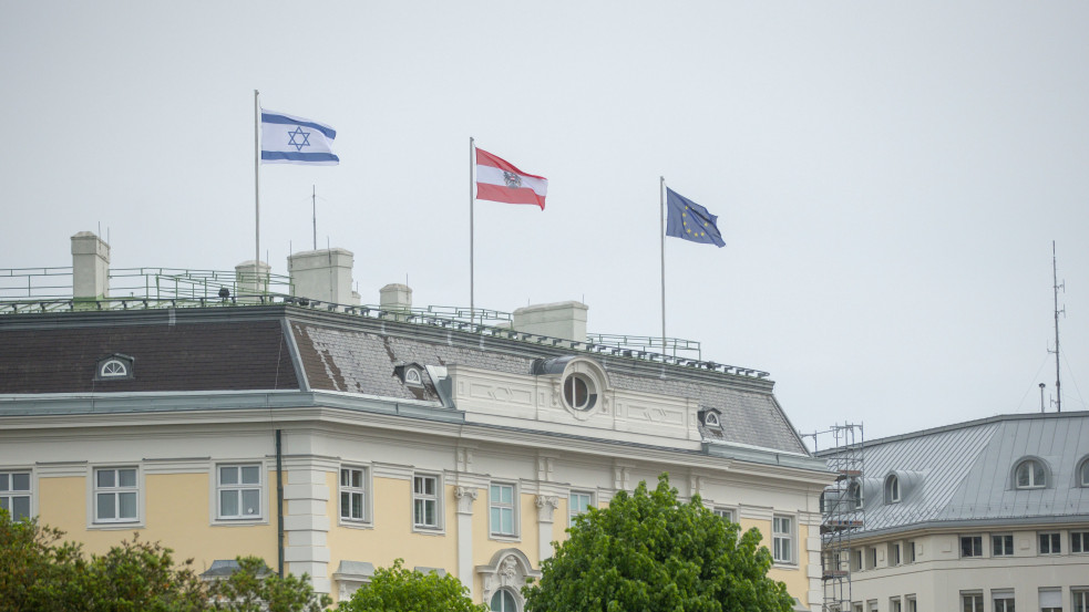 "Közösen állunk ki Izrael mellett" - Kurz szolidaritása jeléül kitűzte az izraeli zászlót a bécsi kancelláriára