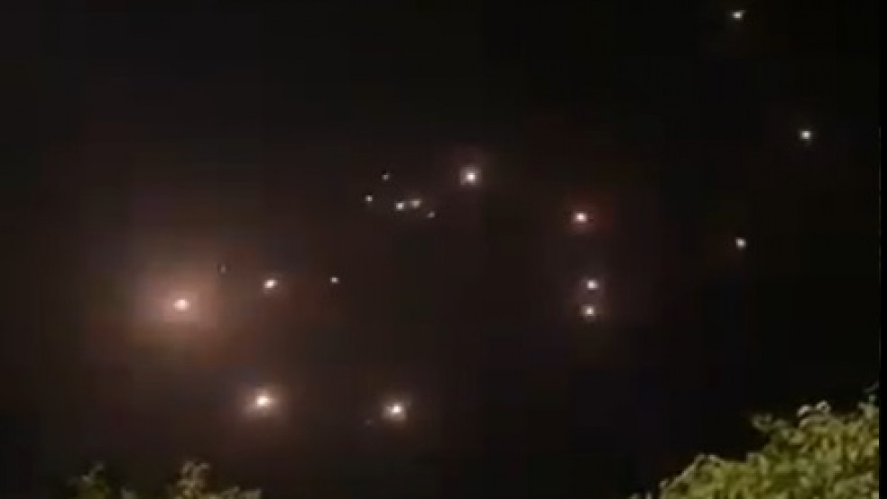 Megrázó képsorok: tömegével záporoznak a rakéták Tel-Avivra - egy busz fel is robbant
