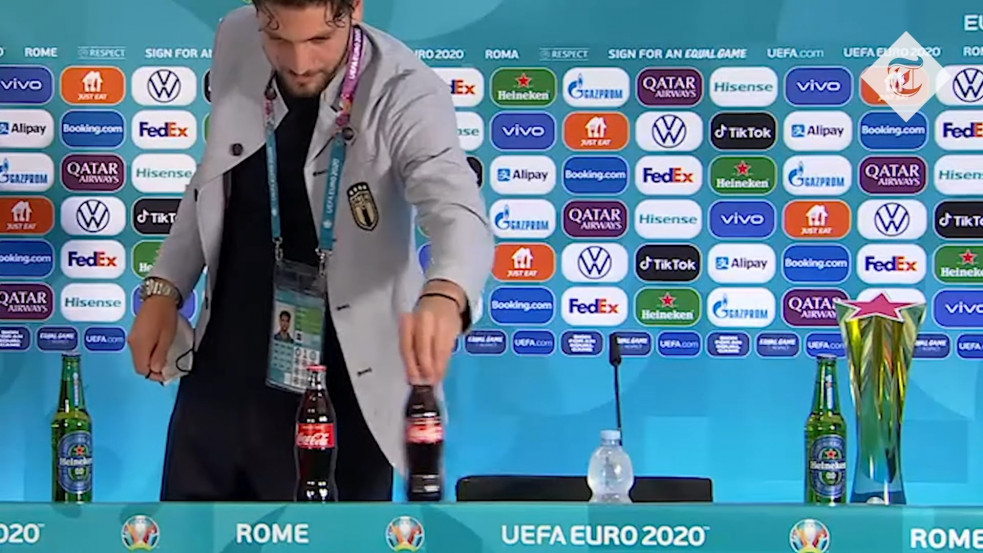 Ronaldo után szabadon: sorra pakolják el a játékosok az eléjük kitett kólákat, söröket — videó