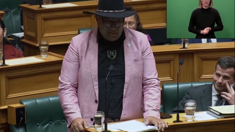 Harci táncot mutatott be a maori képviselő, kiutasították az új-zélandi parlamentből - videó