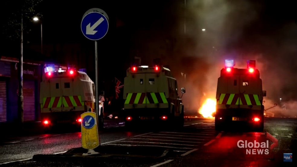 "Molotov-koktél, gyújtogatások, kődobálás" - évek óta példátlan zavargások törtek ki Észak-Írországban