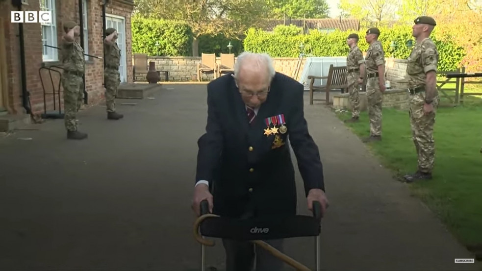 Elhunyt Sir Tom Moore, a brit egészségügynek milliókat gyűjtő 101 éves veterán