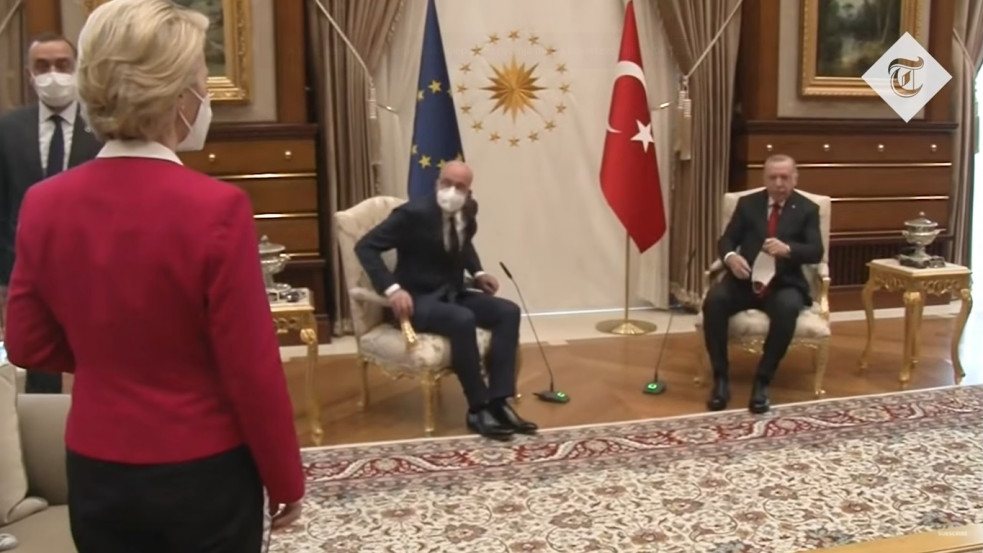 Kínos: nem jutott szék Von der Leyennek a Törökörszág-EU csúcstalálkozón