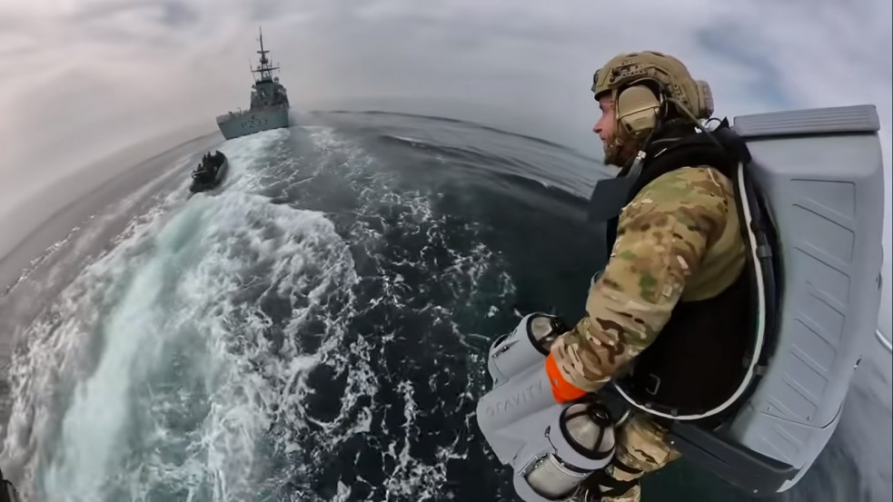 "Vasember-ruhákat" tesztel a brit haditengerészet kommandós rajtaütéseihez - videó