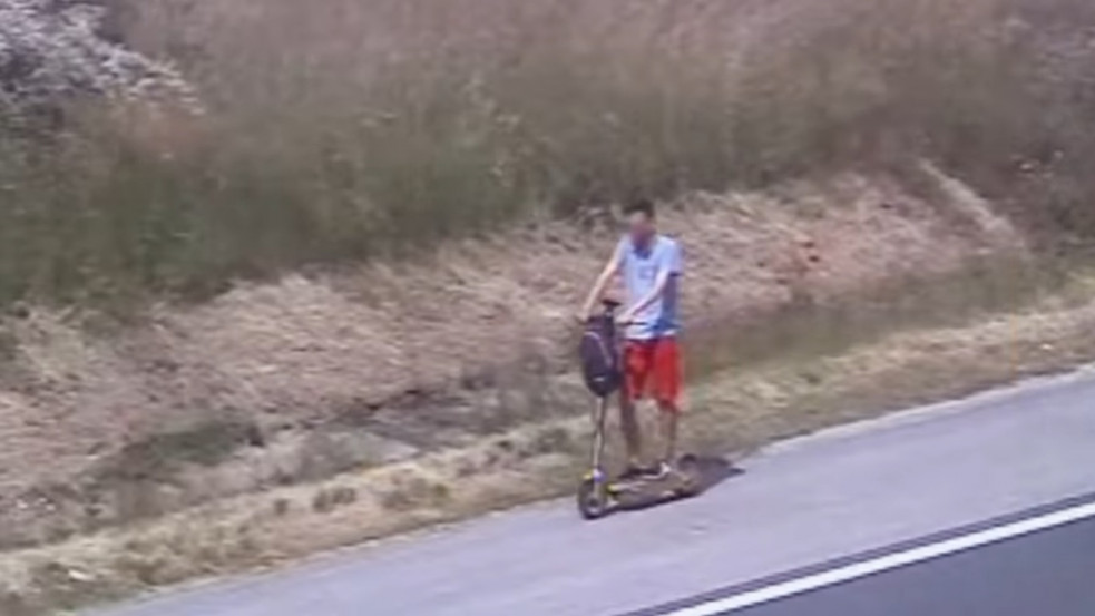 Megelégelhette a dugót: elektromos rollerre váltott egy férfi az M1-es autópályán - videó