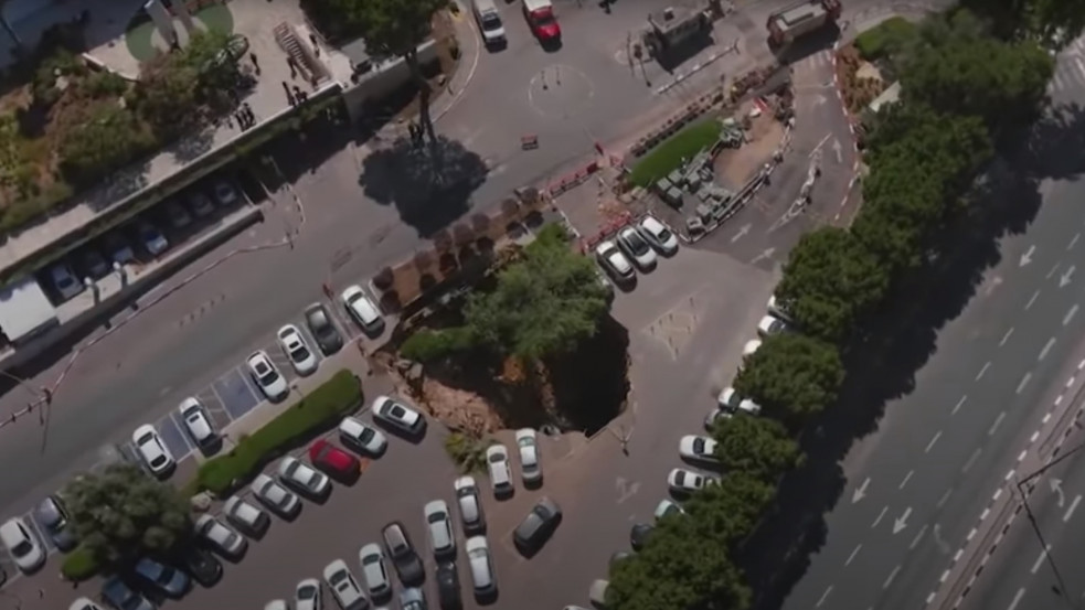 Megnyílt a föld egy jeruzsálemi kórháznál, az óriási lyuk több autót is elnyelt - videó