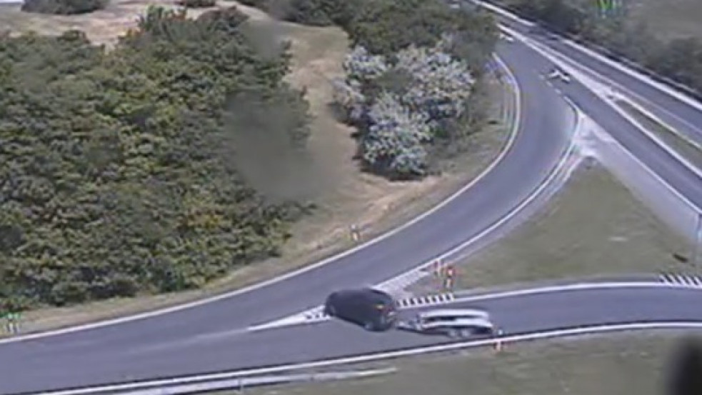 Dermesztő pillanatok: kétszer is a forgalommal szemben hajtott egy kanyarodó autó az M7-esen