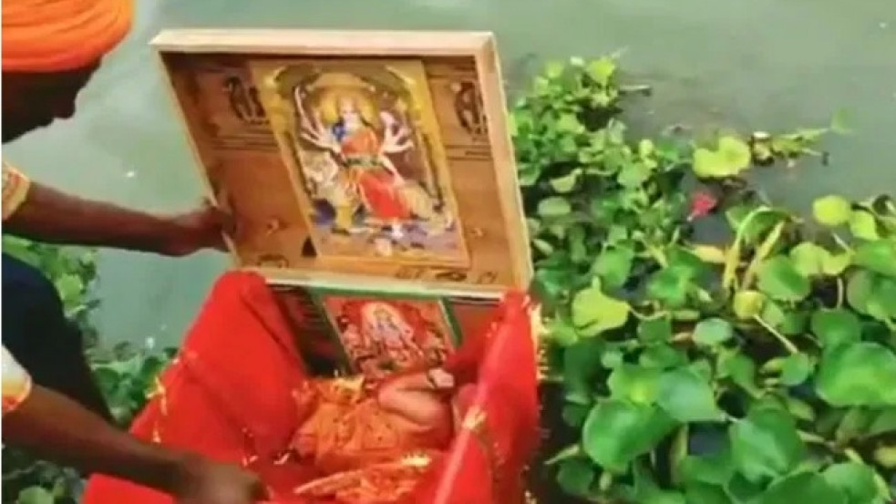 Gangeszen sodródó ládából mentett ki egy 21 napos kisbabát a hős indiai hajós