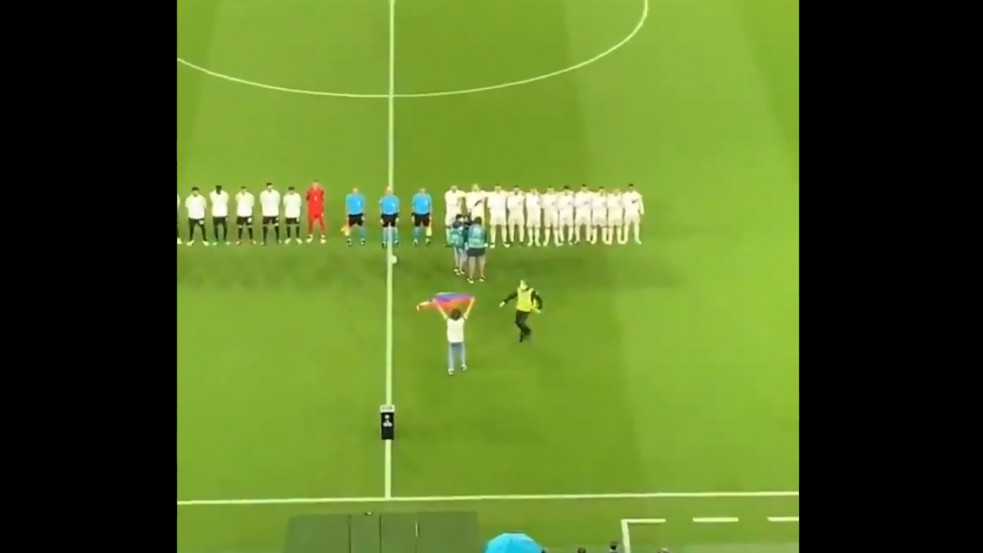 A magyar himnusz alatt rohant be a pályára egy szivárványzászlós szurkoló - videó