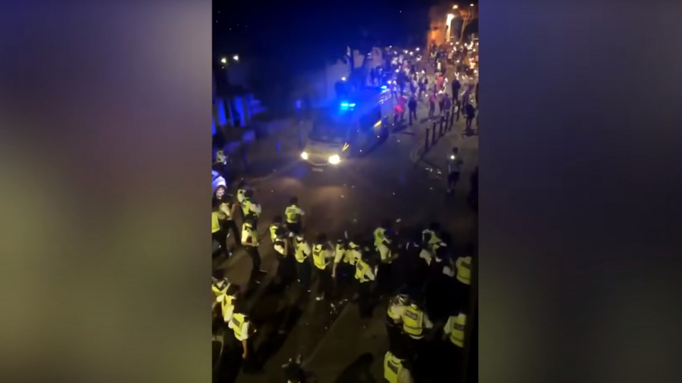 Újabb "utcai buli"? Huszonkét rendőrt vert meg a tömeg Londonban - videók