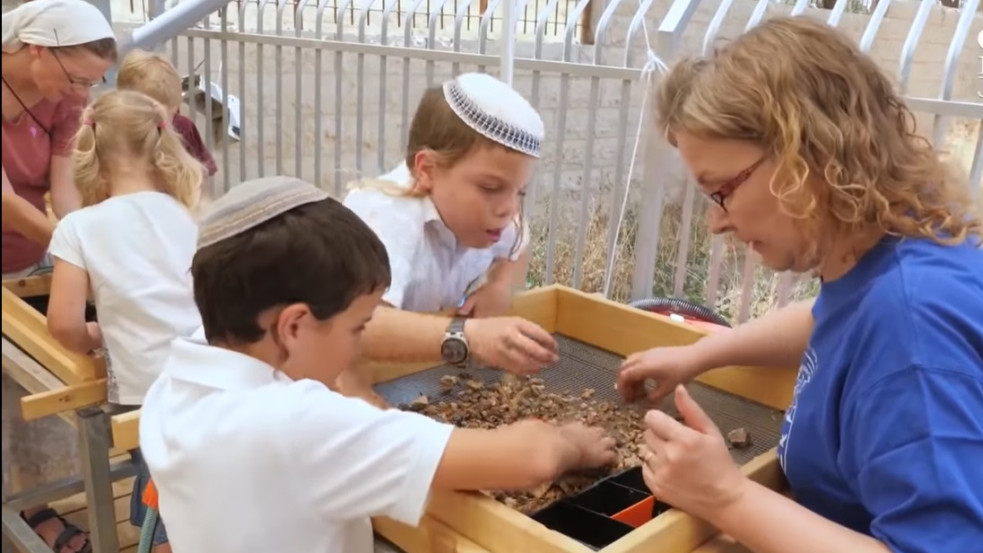 Háromezer éves aranygyöngyöt talált egy kisfiú Jeruzsálemben