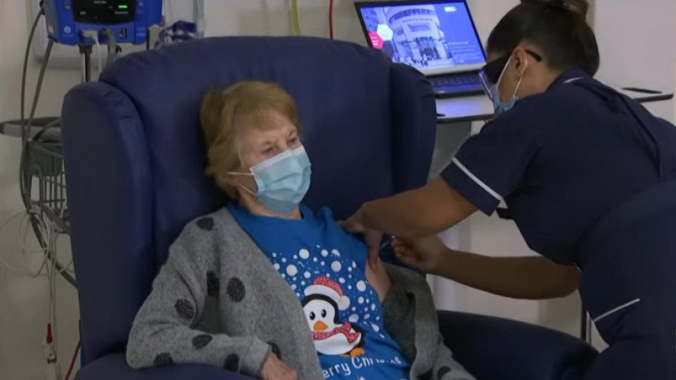 90 éves brit nagymama kapta a világ első koronavírus elleni Pfizer-oltását