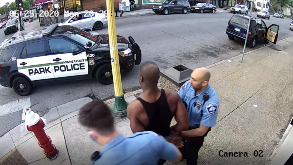 Felkavaró: Kiszivárgott George Floyd letartóztatásának teljes drámai videója